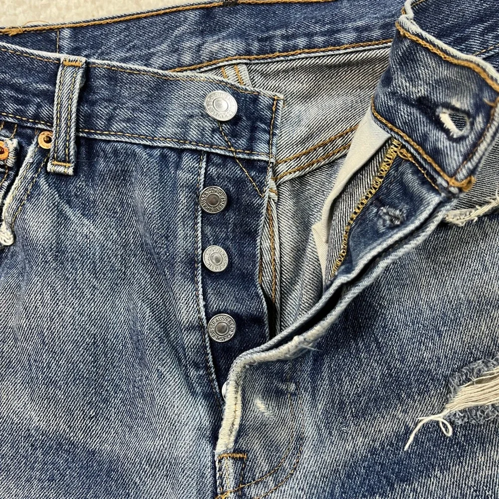 Levi's 501 Jeans Mens 31x32 Blue Original Straight Fit Distressed Denim